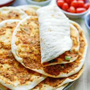 Turkse pizza met kipdöner