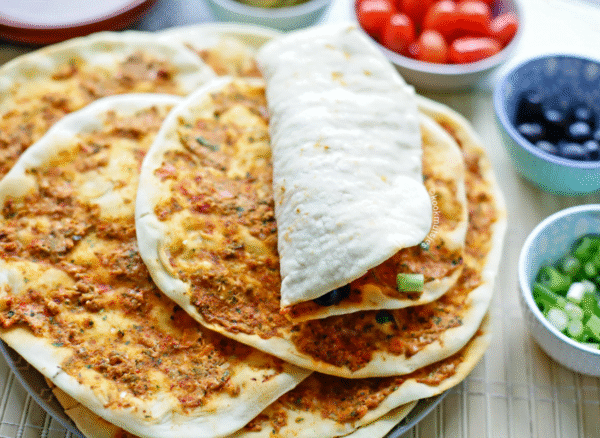 Turkse pizza met kipdöner